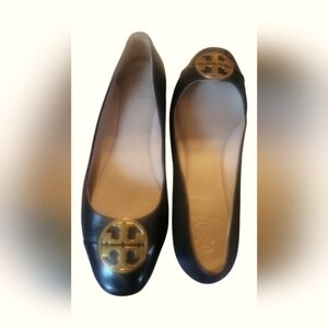 Tory Burch Chelsea Cap-Toe Leather Black Ballet Flats with Brass TB Logo Sz 6